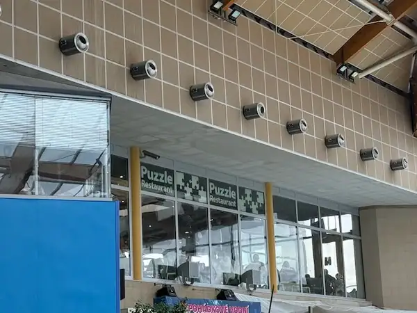 Kinderfreundliches Wasserparadies in Prag mit spannenden Rutschen und Wellnessbereich.