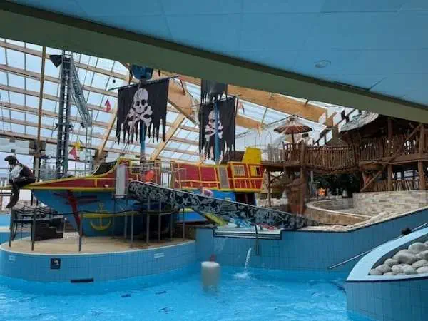 Piratenschiff im Aquapalace in Prag mit dem Wellenbad im Vordergrund