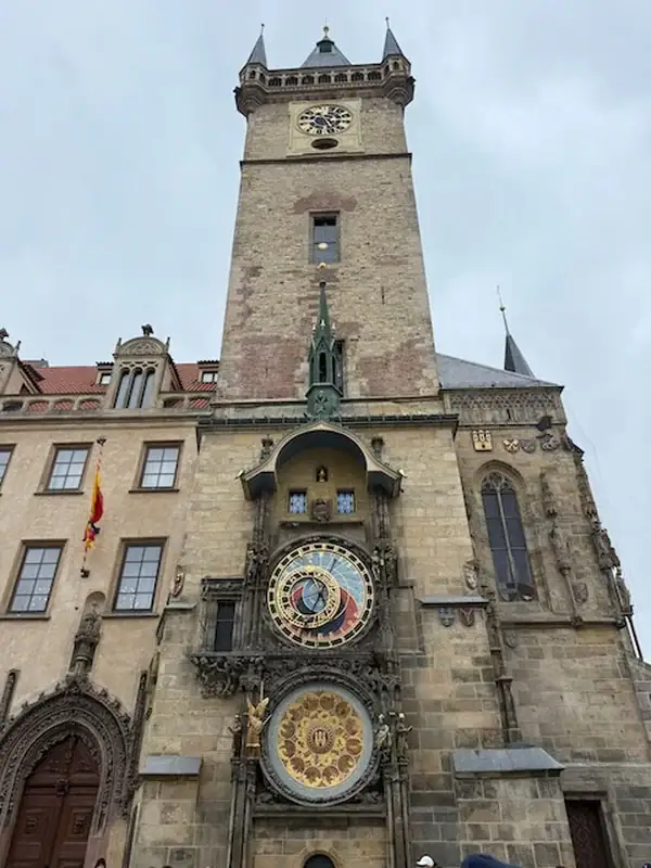 Astronomische Uhr von Prag von vorne fotografiert
