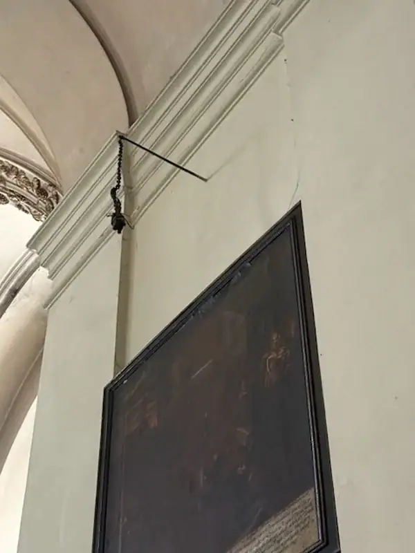 mumifizierte Hand die auf einem Stab in der Kirche hängt