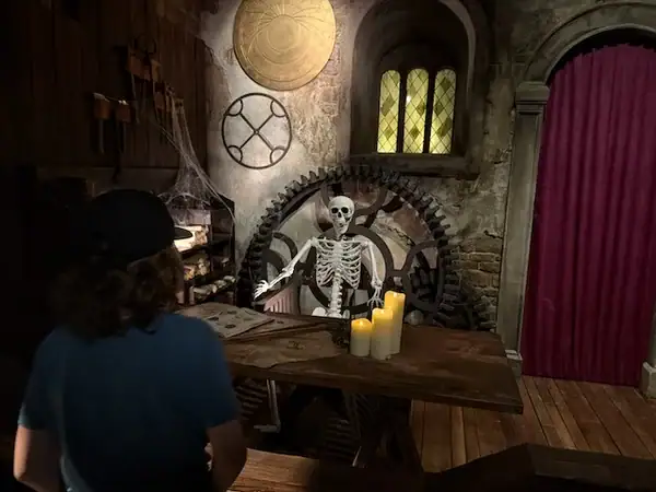 Familienaktivität in Prag mit Kindern, spannende Schatzsuche im Escape Room, gruselige Atmosphäre, ideal für Familien, Abenteuer in der tschechischen Hauptstadt, kindgerechtes Erlebnis.