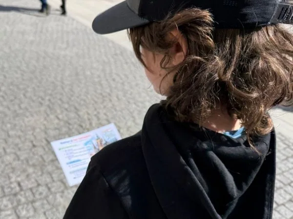 Kinder, die eine Karte in Prag betrachten, während sie die historische Altstadt erkunden, ideal für Familien mit Kindern, die Prag entdecken und gemeinsam Spaß haben.