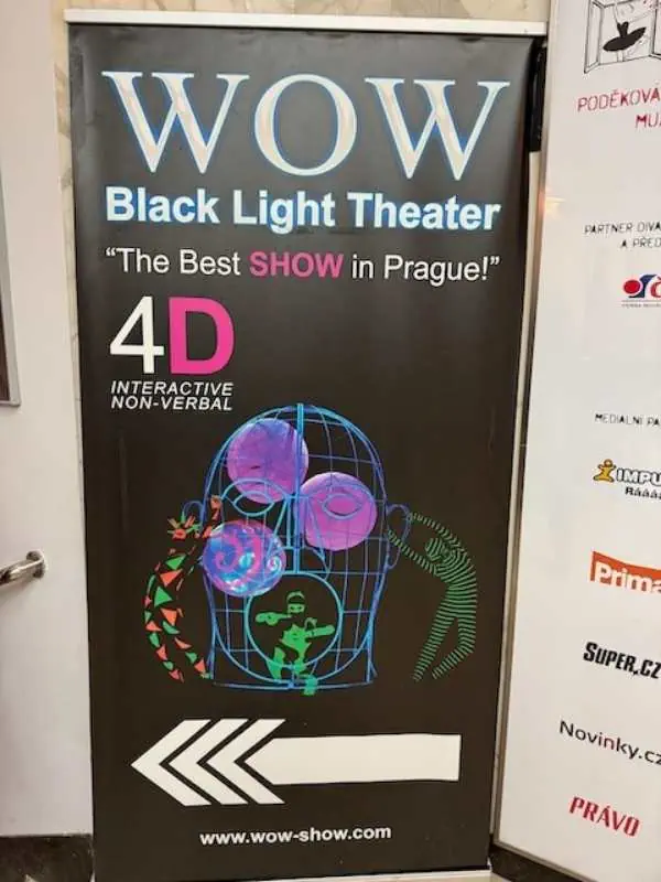 Attraktives Werbeschild für das WOW Black Light Theater in Prag, das innovative 4D-Show mit leuchtenden Farben und interaktiven Elementen für Familien und Besucher präsentiert.
