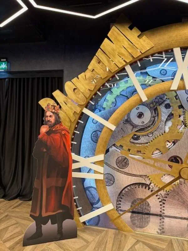 Großes Uhr-Design mit mechanischen Zahnrädern, ideal für Familien und Kinder in Prag, Tschechien – kreative Aktivitäten für Familien in der Hauptstadt.