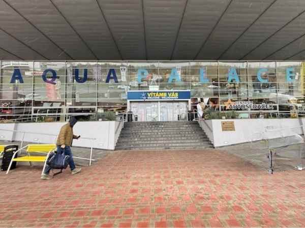 Kinderfreundlicher Aquapalace Prag Wasserpark mit Familien, Spaß und Entspannung für Kinder und Eltern, ideal für einen Tagesausflug mit Kindern.