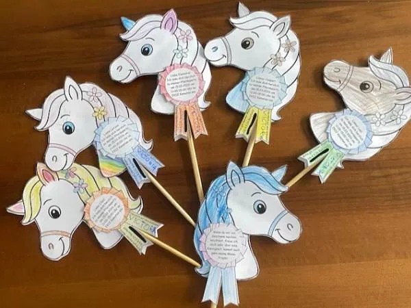 Hochwertige handgezeichnete Pferde-Maskottchen mit bunten Details, ideal für Kinderfeste, Geburtstagsfeiern oder kreative Bastelprojekte, perfekt für eine kindgerechte Dekoration.