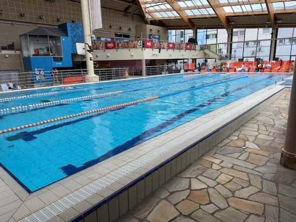 Modernes Schwimmbad im Aquapalace Prag mit kindgerechtem Wasserbereich, ideal für Familien und Tagesausflug.