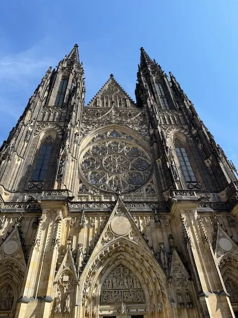 Detailaufnahme des beeindruckenden gotischen Prager Doms mit prächtigen Fenstern und kunstvollen Verzierungen, ideal für Familienaktivitäten in Prag.
