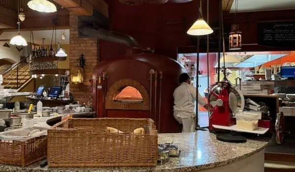 Gemütliche Kaffeebar in Prag mit Holzofen, ideal für Familien, Kinder und Genuss in der tschechischen Hauptstadt.