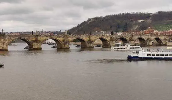 Historische Karlsbrücke in Prag mit Blick auf die Moldau, ideal für Familienaktivitäten und Erkundungen in der tschechischen Hauptstadt.