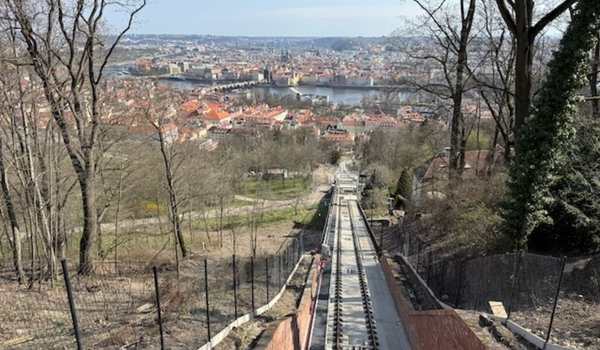 Familienfreundliche Aktivitäten in Prag, Tschechien, mit Kindern, Stadtblick, Hügellift, Naturerlebnis, Familienreise, Prag entdecken, Sehenswürdigkeiten, Ausflugstipps.