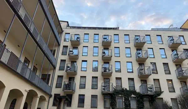 Modernes Wohngebäude in Prag mit Balkonen und grünen Pflanzen, ideal für Familien, die Prag mit Kindern erkunden, und bietet komfortablen Aufenthalt in der tschechischen Hauptstadt.