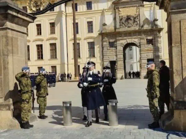 Wachablöse an der Prager Burg mit den Wachen die gerade wechseln und Soldaten die ringsherum stehen