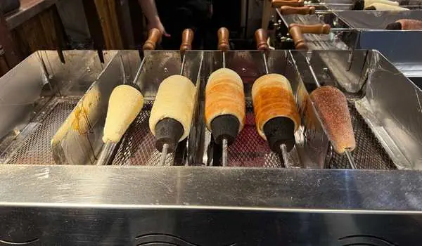 Leckeres Tredlnik in verschiedenen Geschmacksrichtungen, serviert in einer Eisdiele, ideal für Familien und Kinder in Prag, Tschechien, während eines Familienurlaubs.