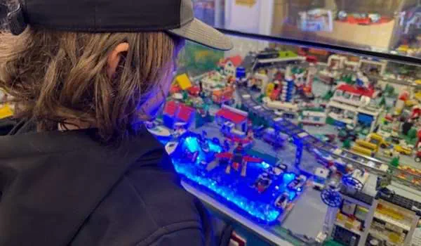 Kinder spielen begeistert mit bunten Lego-Steinen in einem Spielzeuggeschäft in Prag, ideal für Familienaktivitäten in der tschechischen Hauptstadt.