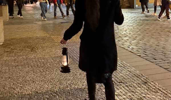 Familie mit Kindern erkundet Prag bei Nacht, Spaziergang durch die historische Altstadt, beleuchtete Gassen, gemütliche Atmosphäre, ideal für Familienaktivitäten in Prag.