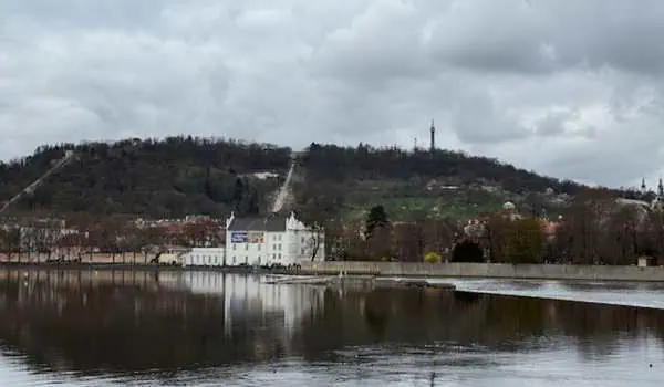 Kinderfreundliche Sehenswürdigkeiten in Prag mit Blick auf die Moldau, ideal für Familienaktivitäten und Erkundungen in der tschechischen Hauptstadt.