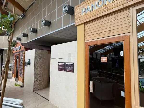 Familienfreundliches Wasserpark-Aquapalace Prag mit Kindern, Innenansicht, Wasserrutschen und Erlebnisbecken, ideal für einen Tagesausflug, Familienurlaub, Spaß und Erholung.