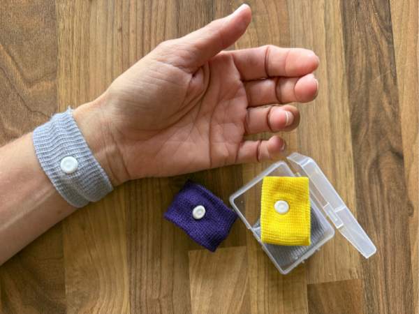 Akupressur-Armband am Handgelenk gegen Reise&uuml;belkeit bei Kindern