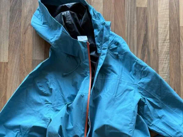 Outdoor-Jacke für Kinder in leuchtendem Blau, ideal für Spaziergänge und Abenteuer bei jedem Wetter. Perfekt für aktive Familien und Outdoor-Enthusiasten.