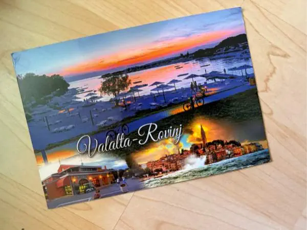 Malerische Ansicht von Valldal und Rovinj bei Sonnenuntergang, mit Blick auf den Hafen, Boote und die Küstenlandschaft, ideal für Urlaubs- und Reisethemen.