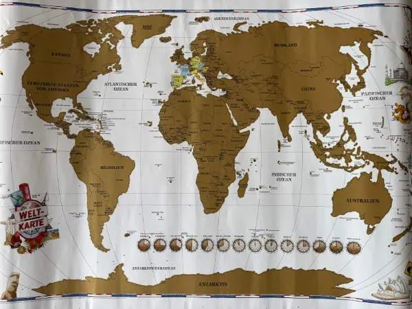 Weltkarte in Gold- und Brauntönen, detailreiche Darstellung der Kontinente und Ozeane, ideal für Reise- und Weltkarten-Blogs, um globale Themen hervorzuheben.