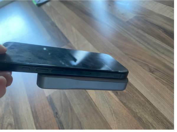 Magnetisches Power Pack l&auml;dt das Smartphone kabellos auf