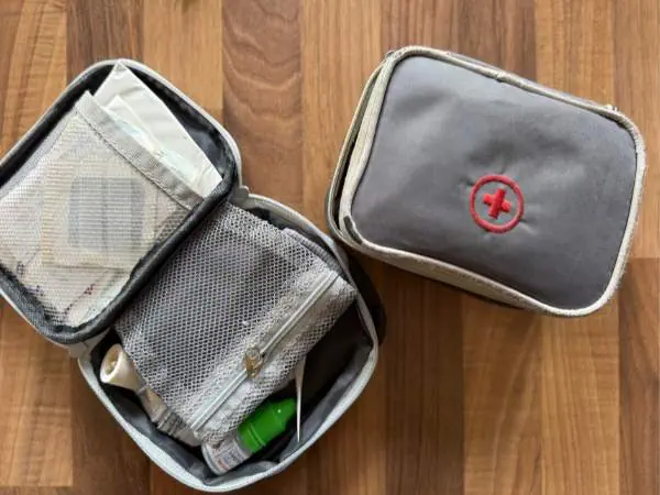 2 Erste Hilfe Taschen in klein, eine geschlossen eine geöffnet