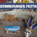 Schöne Urlaubserinnerungen und Souvenirs von Reisen, inklusive Schlüsselanhänger, Magneten und Postkarten, perfekt für Familien und Kinder, ideal für Reiseerinnerungen sammeln.