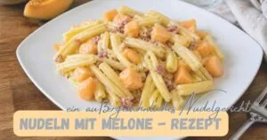 Leckeres Nudeln mit Melone Gericht auf weißem Teller, perfekt für Sommerrezepte, mit frischer Melone und Pasta, ansprechend präsentiert.