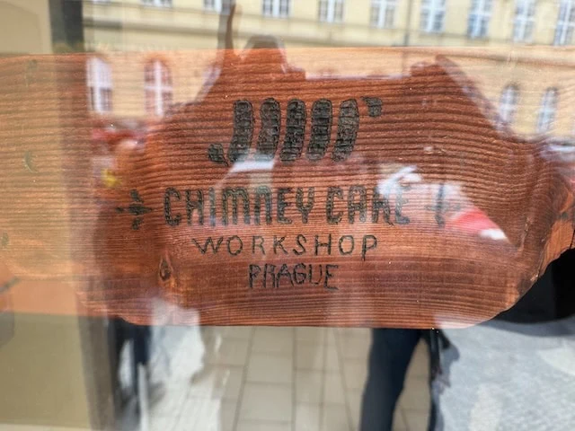 Familienfreundliches Chimney Cake Backen in Prag – Perfektes Indoor-Erlebnis für Kinder bei Regenwetter.