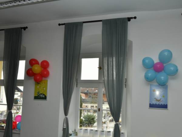 Kinderzimmer Dekoration mit bunten Ballonblumen, Fenster mit Vorh&auml;ngen, fr&ouml;hliche Raumgestaltung f&uuml;r Kinderzimmer, kreative Raumdekoration f&uuml;r Kinder, bunte Wandkunst f&uuml;r Kinderzimmer.