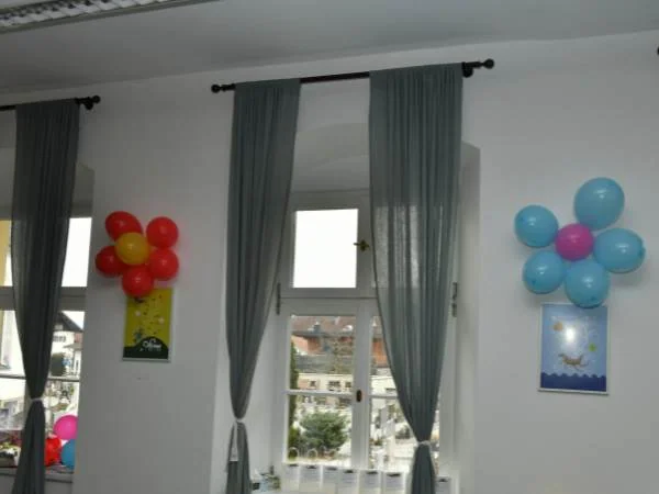 Kinderzimmer Dekoration mit bunten Ballonblumen, Fenster mit Vorhängen, fröhliche Raumgestaltung für Kinderzimmer, kreative Raumdekoration für Kinder, bunte Wandkunst für Kinderzimmer.