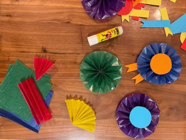 Bunte Papierdekorationen und Bastelmaterialien für kreative Steckenpferd-Dekorationen auf Kindergeburtstagen.