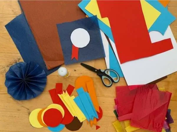 Bunte Bastelmaterialien für ein Steckenpferd, inklusive Papier, Schere, und Dekorationen, perfekt für kreative Kindergeburtstagsaktivitäten.