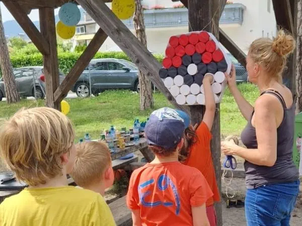 Bunte Pokémon-Deko für Kindergeburtstag mit kreativen Bastelideen und Spaß für kleine Fans.