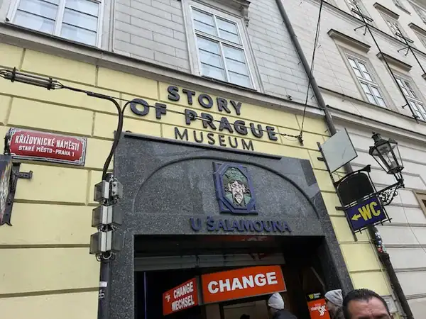 Kinder erkunden das Prag Museum bei Regen, ideal für Indoor-Aktivitäten an Regentagen, mit spannenden Ausstellungen und kinderfreundlichen Angeboten in Prag.
