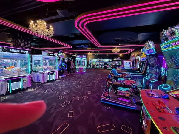 Indoor-Spielbereich mit Arkade-Spielen und Automaten