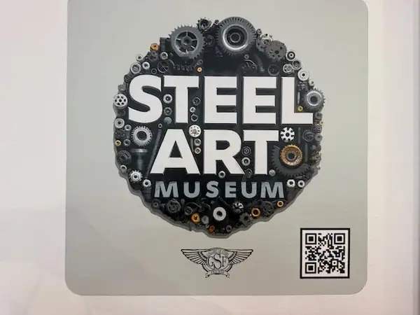 Kunst aus Metall: Kreative Skulpturen im Steel Art Museum, ideal für Familien und Kinder bei Regen in Prag entdecken.