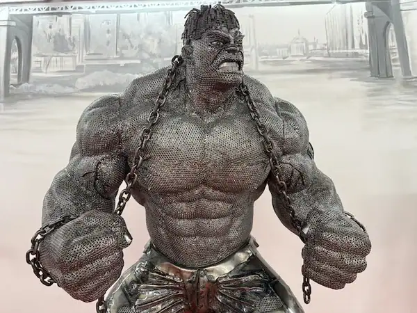 Eindrucksvoller Hulk-Statue im Indoor-Spielbereich, perfekt für Kinderaktivitäten bei schlechtem Wetter in Prag, ideal für Familien und Indoor-Unterhaltung.