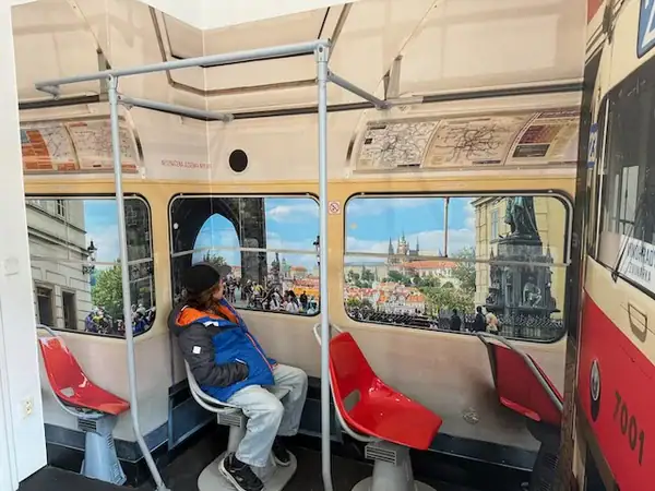 Kind sitzt in einem aufgebauten alten Straßenbahn