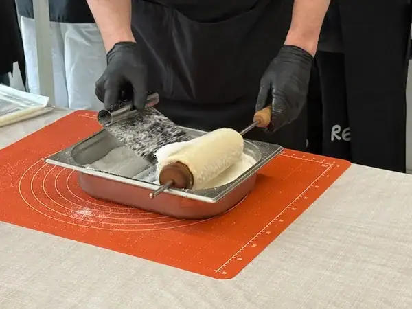 Frische Kuchenrolle mit Schokolade und Vanillecreme, perfekt für Kindergeburtstag oder Familienfeier, einfache Zubereitung, leckerer Geschmack, ideal für Regentage drinnen.