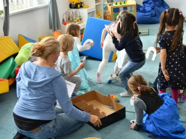 Kinder werfen Hufeisen zur Schatzsuche beim Pferde-Kindergeburtstag