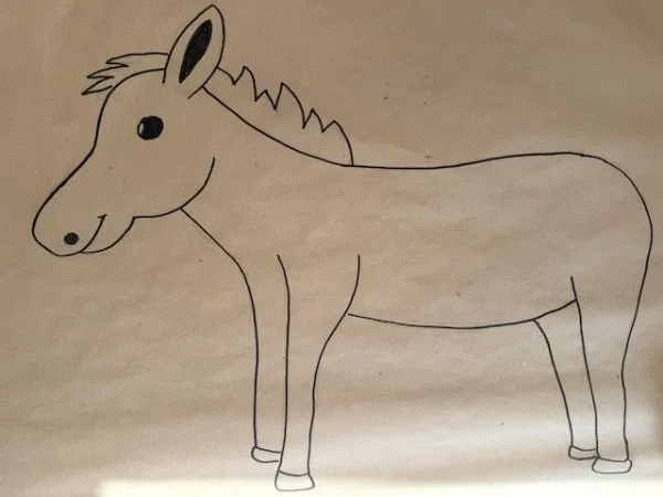 Entzückendes handgezeichnetes Pony, das kindlich und kreativ wirkt, ideal für Kinderzimmerdekoration oder Bastelprojekte, fördert Fantasie und spielerisches Lernen.