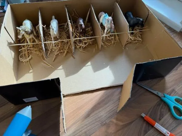 Kunsthandwerkliche Miniaturtiere aus Holz in einer Pappschachtel, ideal für Bastelprojekte und Dekoration, handgefertigt, umweltfreundlich, kreative Geschenkideen für Kinder und Erwachsene.