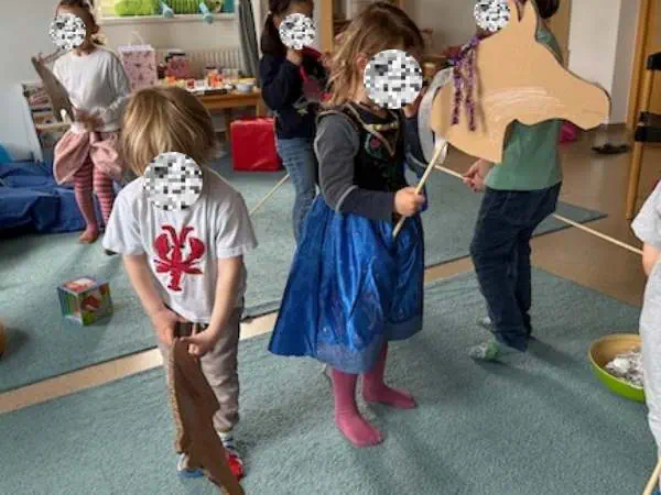 Kinder basteln ein Steckenpferd aus Holz und Stoff für eine Geburtstagsparty, kreative Bastelaktivität für Kinder, einfache Anleitung mit Vorlage, Spaß und Handwerkskunst.