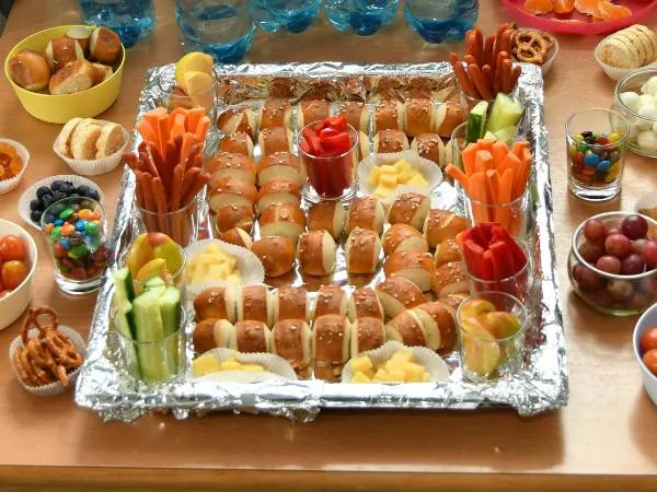 die Ziffer 5 als Laugenzahl am Backblech liegend zum Kindergeburtstag auf dem Geburtstagsbuffet