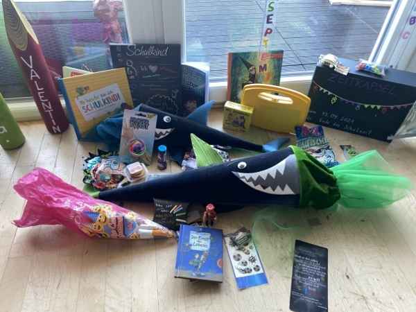 Bunte Schultüte mit Süßigkeiten, Büchern und Schulmaterialien für den Schulstart, liebevoll gefüllt für einen besonderen Tag.