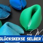 Selbstgemachte Glückskekse aus Moosgummi in Blau und Grün, ideal für Bastelprojekte und kreative Dekorationen.