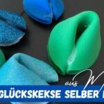 Selbstgemachte Glückskekse aus Moosgummi in Blau und Grün, ideal für Bastelprojekte und kreative Dekorationen.